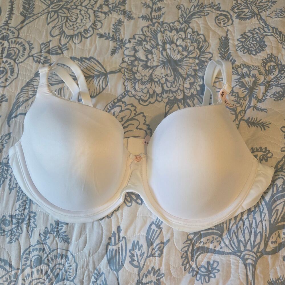 NWT Victoria's Secret White Body By Victoria Lightly Lined Underwire Bra